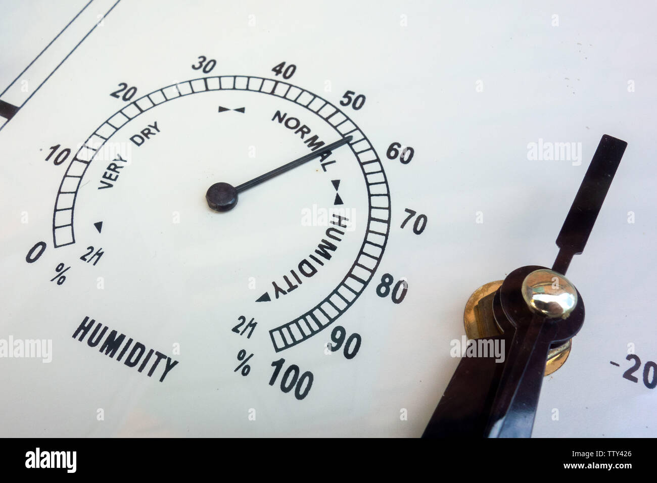 Feuchtemessungen. Nadel Instrumente hygrometer Nahaufnahme. Wetter und meteorologische Parameter. Angesichts der analoge Geräte Stockfoto