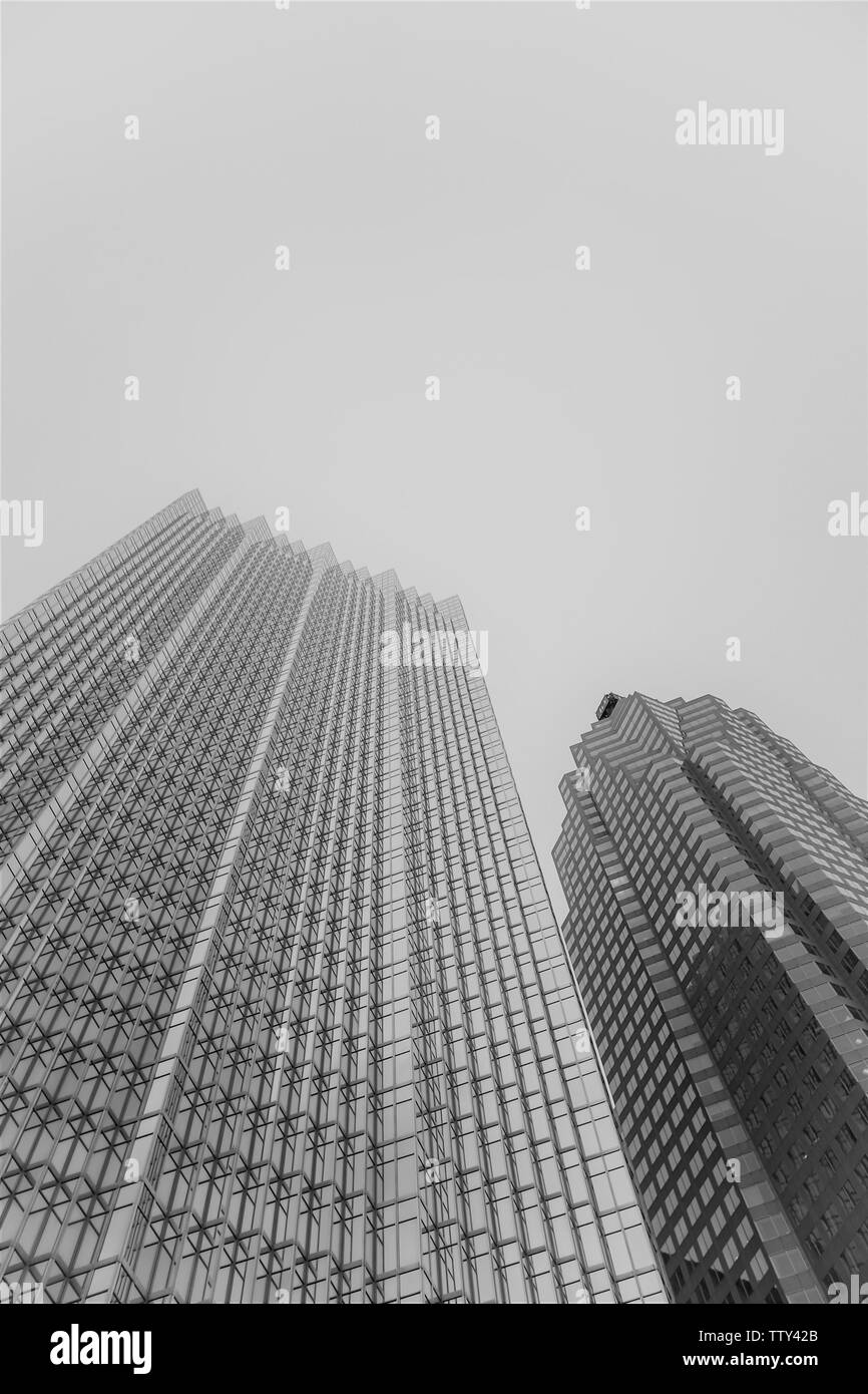 Wolkenkratzer in der Innenstadt von Toronto an einem nebligen Tag Stockfoto