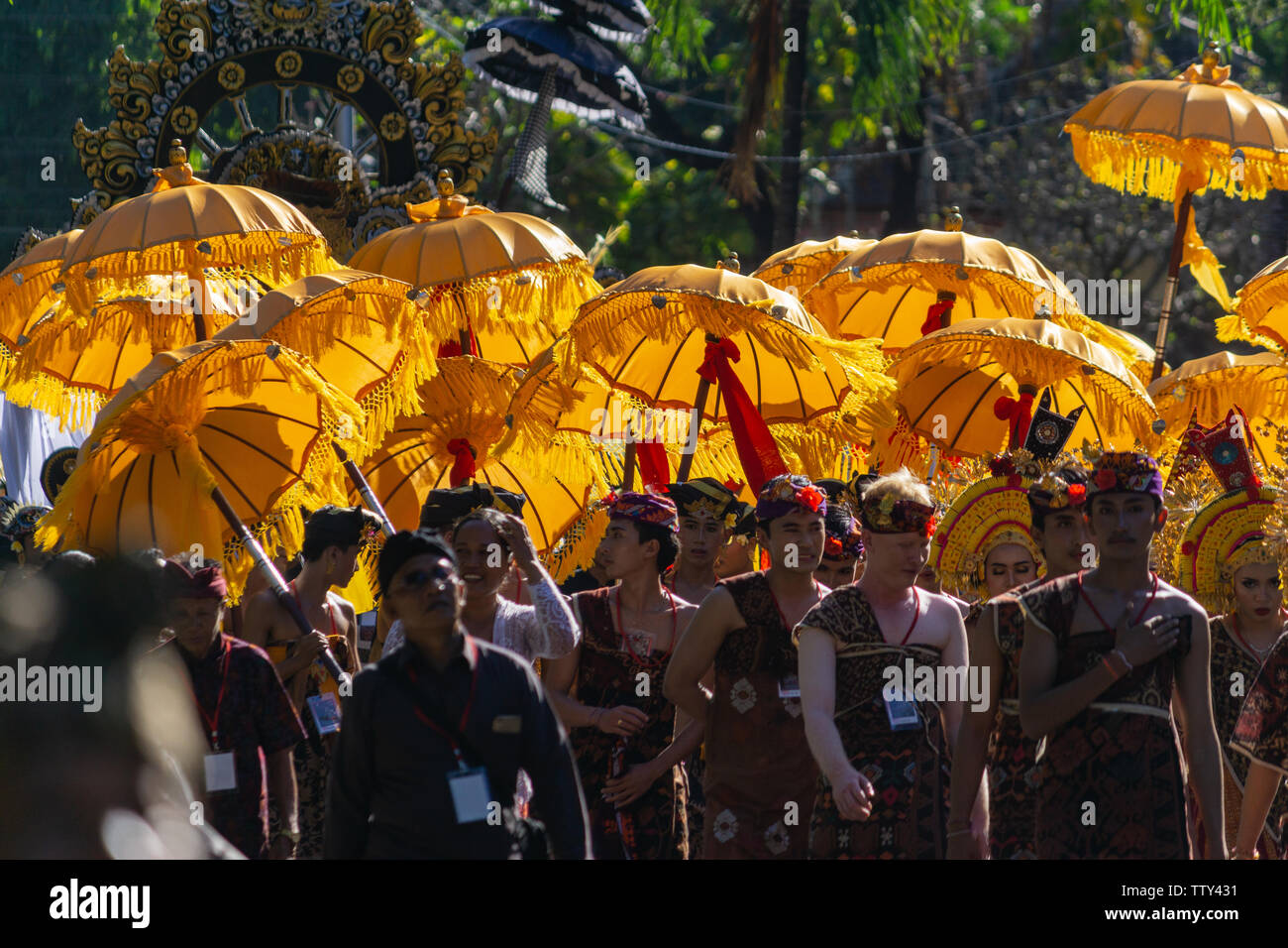 DENPASAR/INDONESIEN - 15. JUNI 2019: Gruppe der Balinesische Tänzerin in ethnischen Kostüme mit traditionellen bunten Schirme am hinduistischen Zeremonie Parade während Templ Stockfoto