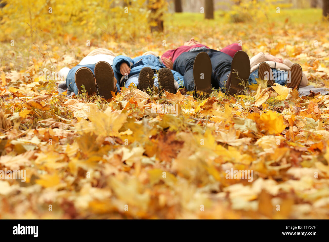 Happy Family im schönen Herbst Park ruhenden Stockfoto