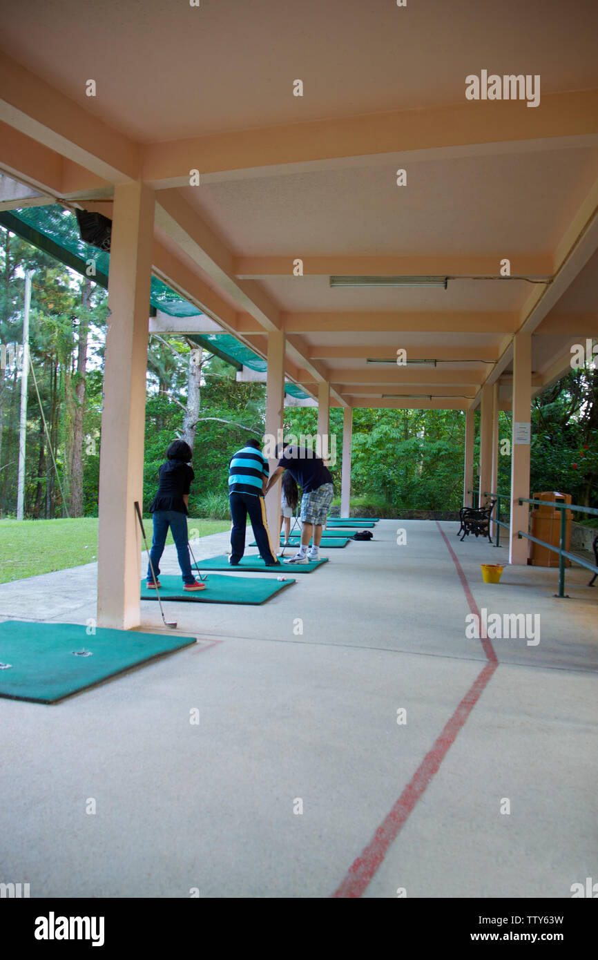 Golfer üben Golf auf Driving Range Stockfoto