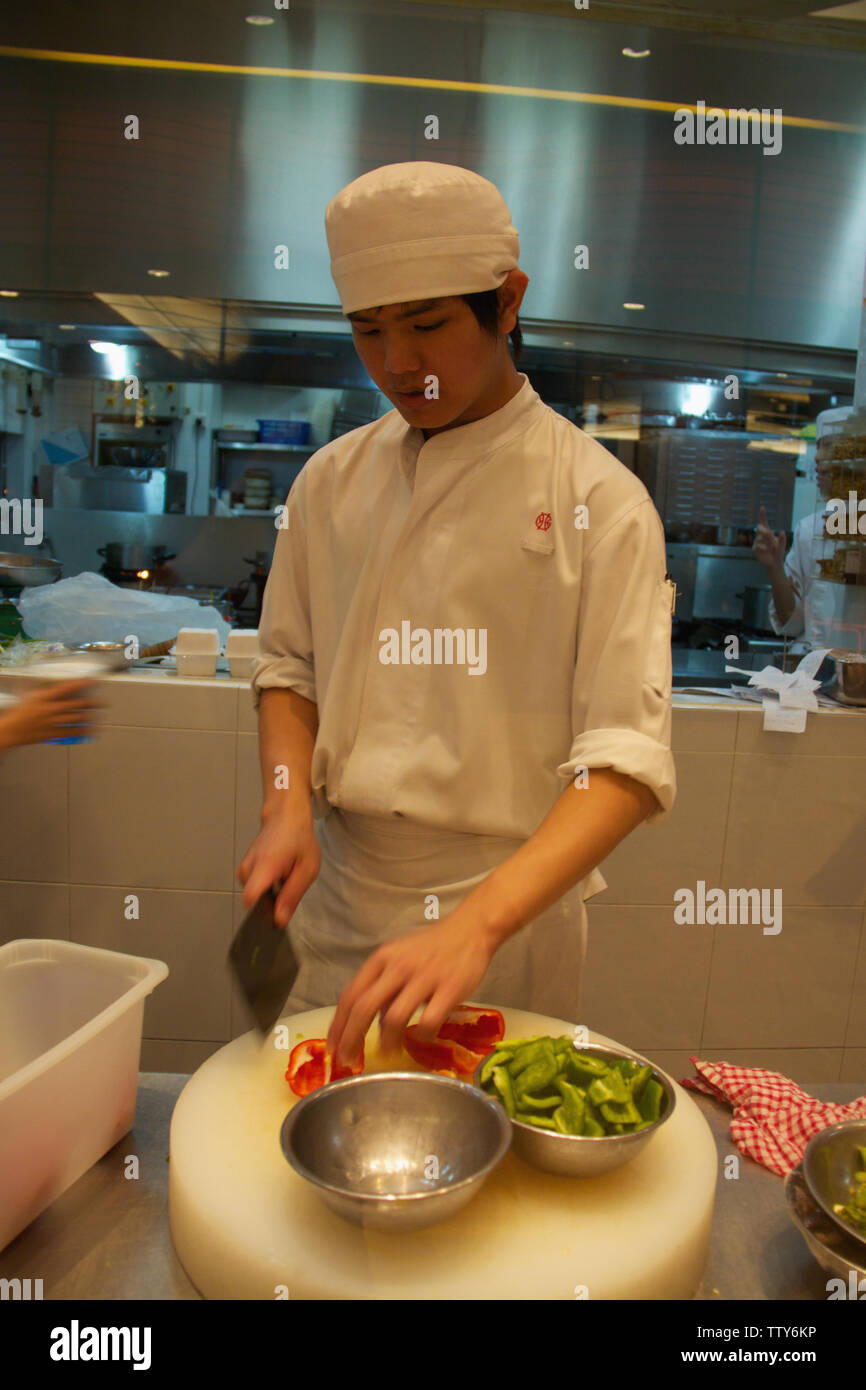 Küchenchef hackt Paprika, Malaysia Stockfoto