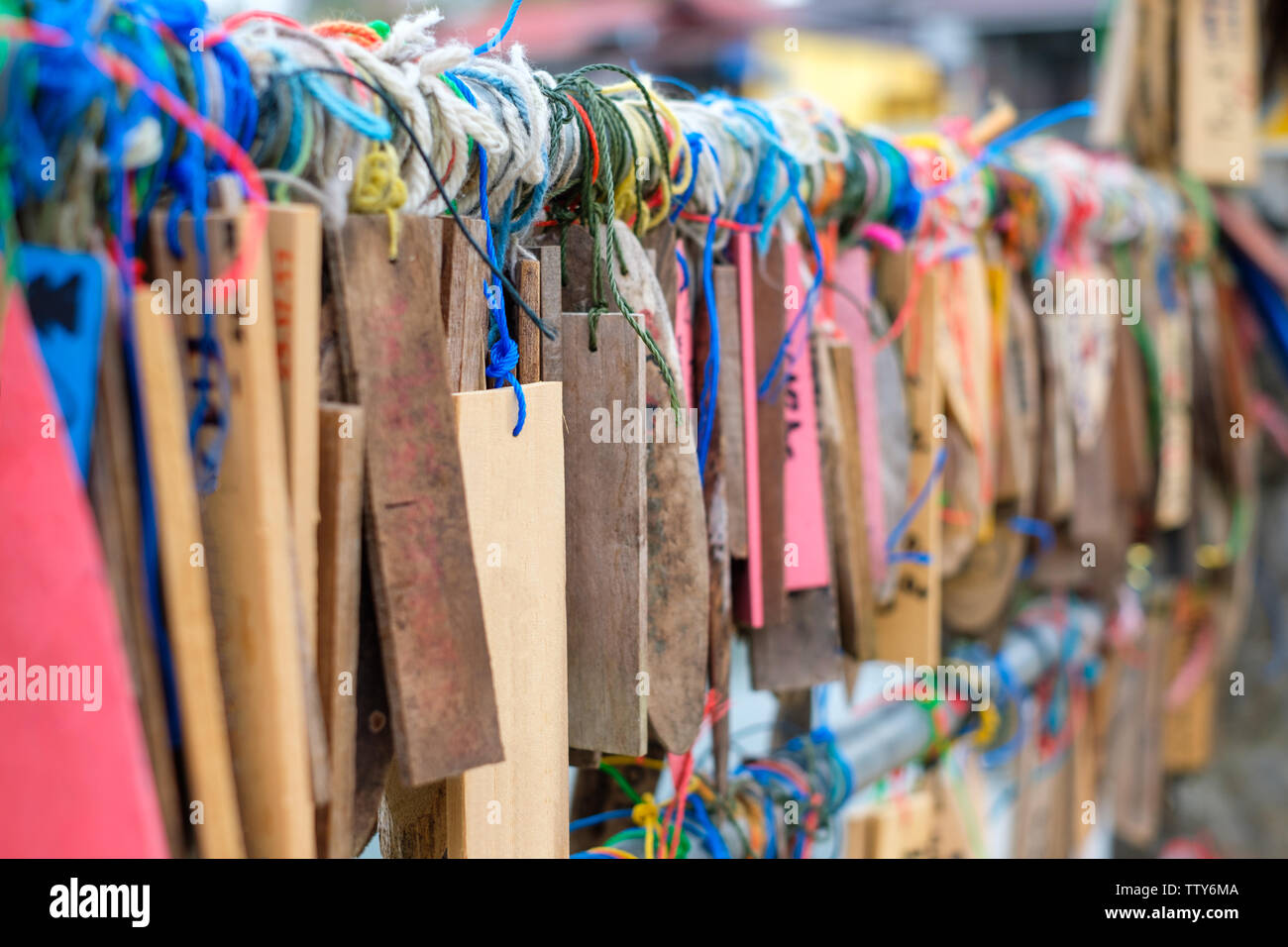 Platte Holz hängenden bunten Faden auf der Schiene der traditionellen in Südkorea Stockfoto