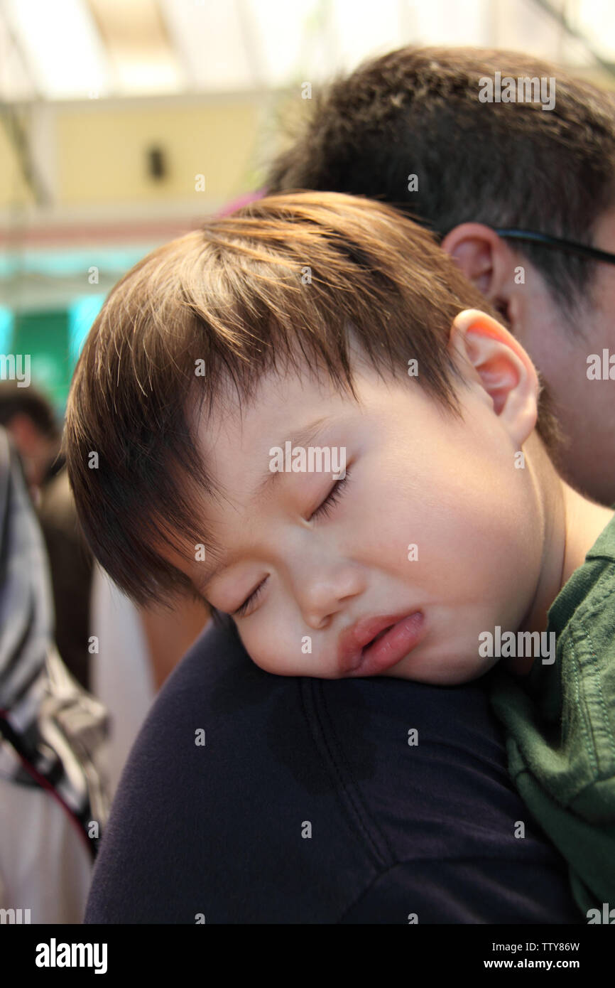 Junge schläft auf der Schulter des Vaters, Malaysia Stockfoto