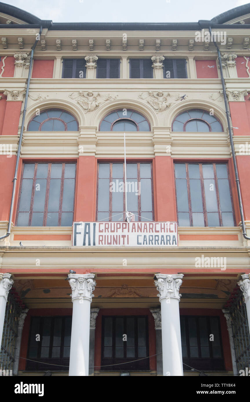 CARRARA, Italien - 16. JUNI 2019: Der Sitz des Italienischen Verbandes der Anarchisten, anerkannt als die wichtigste in der Welt. Der Veranstaltungsort ist angegebenen Stockfoto