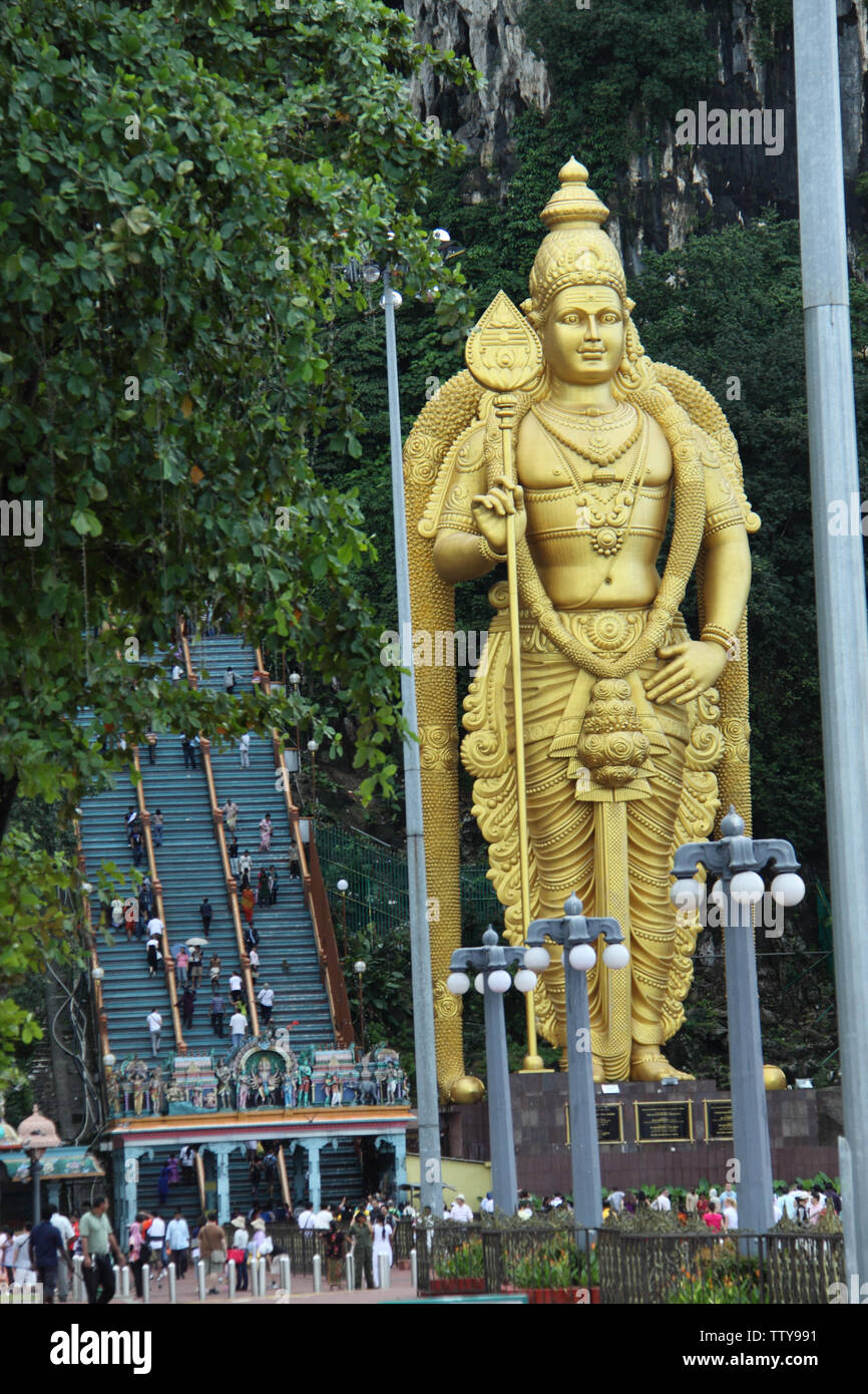 Goldene Statue von Lord Murugan am Eingang der Höhle, Batu Caves, Kuala Lumpur, Malaysia Stockfoto