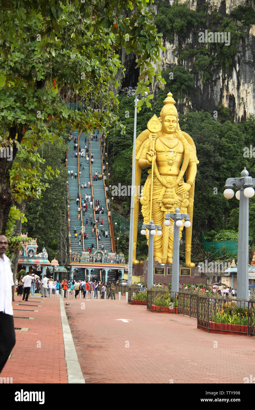 Goldene Statue von Lord Murugan am Eingang der Höhle, Batu Caves, Kuala Lumpur, Malaysia Stockfoto