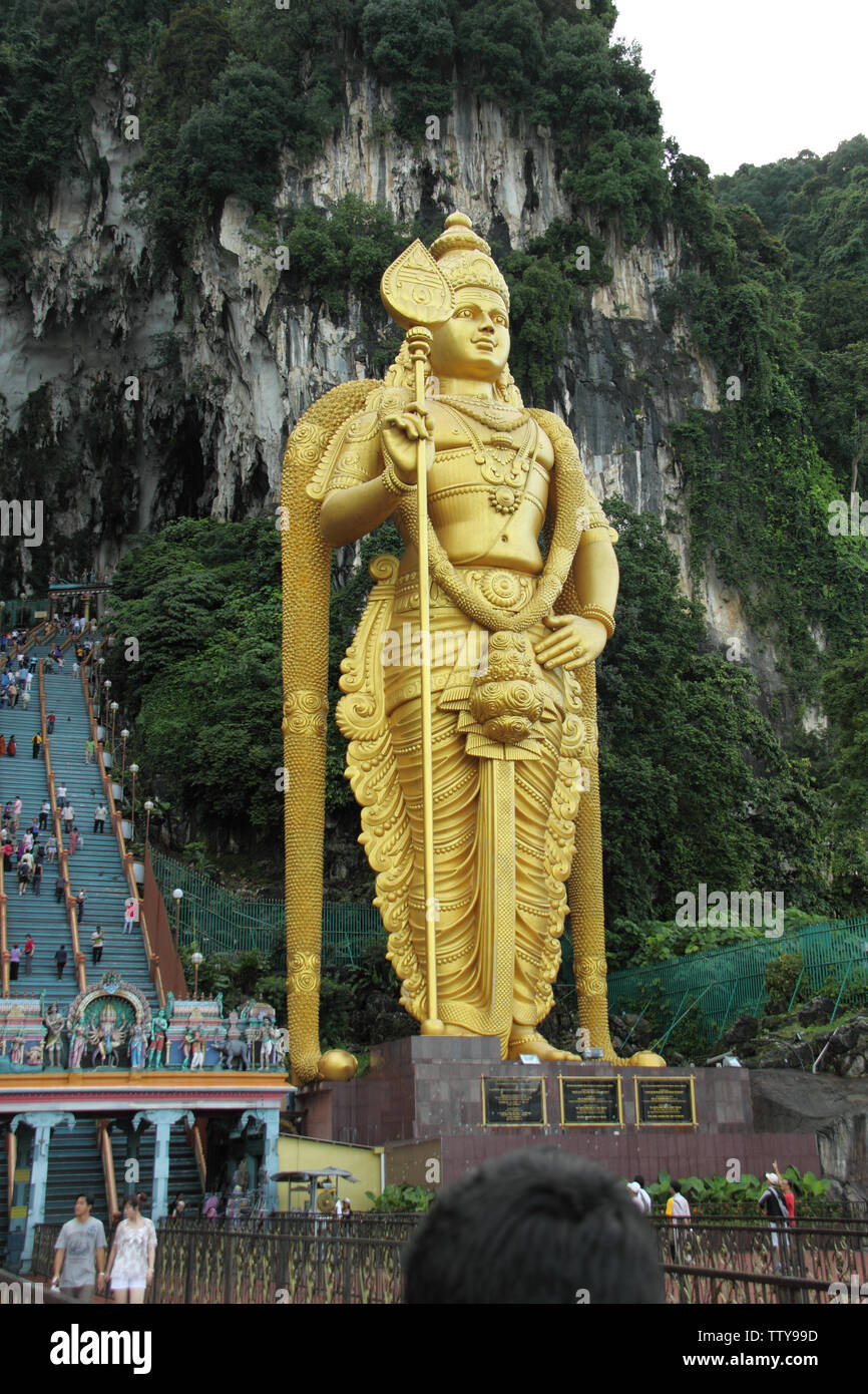 Goldene Statue von Lord Murugan am Eingang der Höhle, Batu Caves, Kuala Lumpur, Malaysia Stockfoto