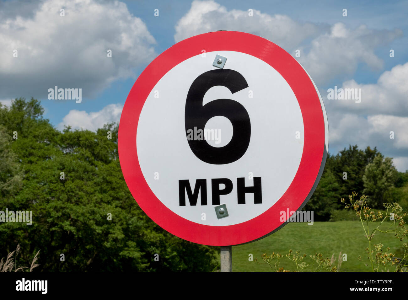 Binnenschifffahrt Vorzeichen der Drehzahl für 6 mph gegen Bäume und blauer Himmel Stockfoto