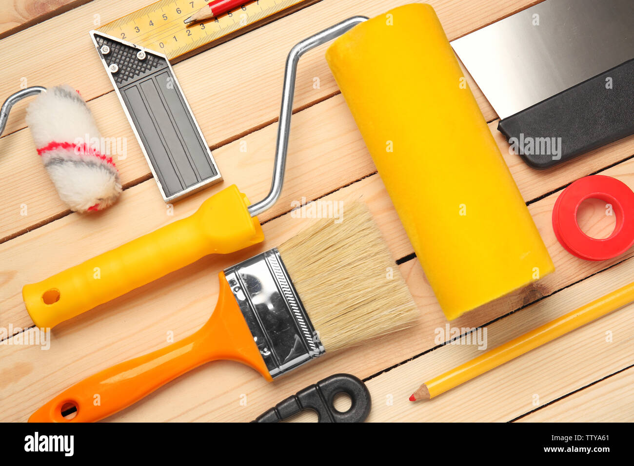 Flach Zusammensetzung der Dekorateur und Renovierung Tools auf Holz- Hintergrund Stockfoto