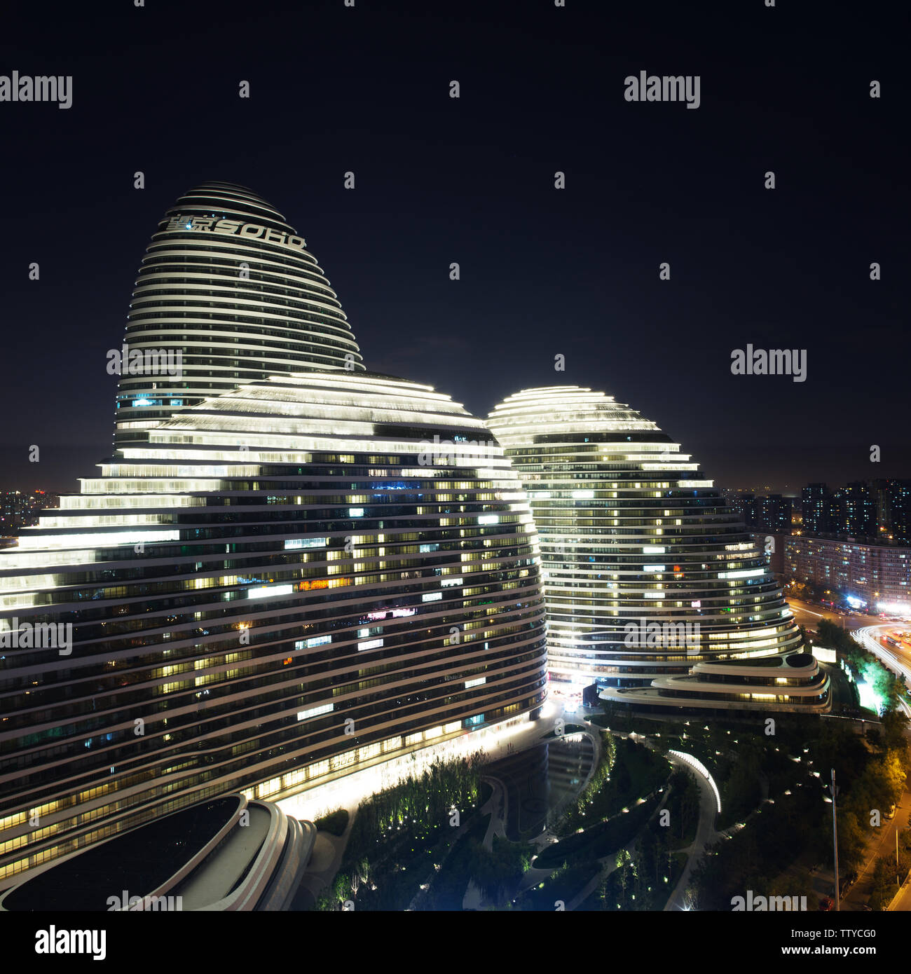 Stadtbild und berühmte Gebäude, WangJing Soho in der Nacht. Stockfoto