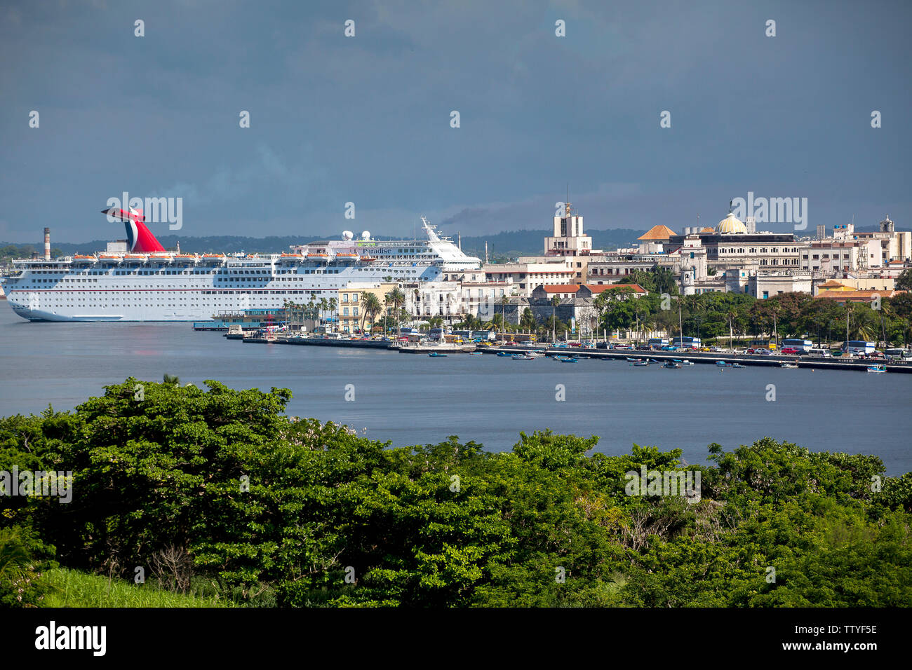 Kuba, Havanna: Kreuzfahrt Schiff am Kai im Hafen Stockfoto