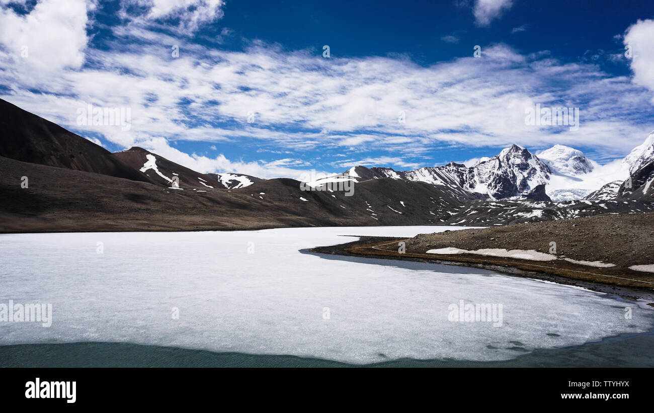 Gefrorener See, halb Wasser halb Eis, wunderschöne Landschaft Stockfoto