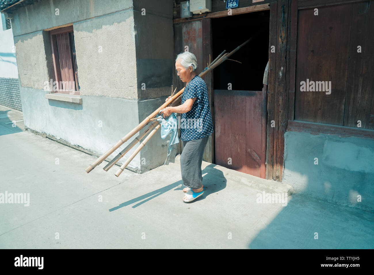 Der Titel ist: Jiangnan Shi Yitang, Zhutou Yin Wan Alte Dorf Nachmittag ruhig Serie Stockfoto