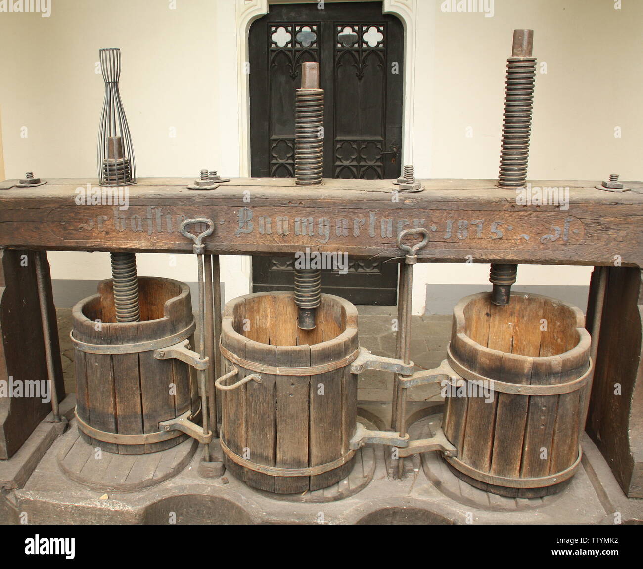 Bad Hönningen. Juni -08-2019. Holz- Wein pressen im Schloss Arenfels in Bad Hönningen. Deutschland Stockfoto