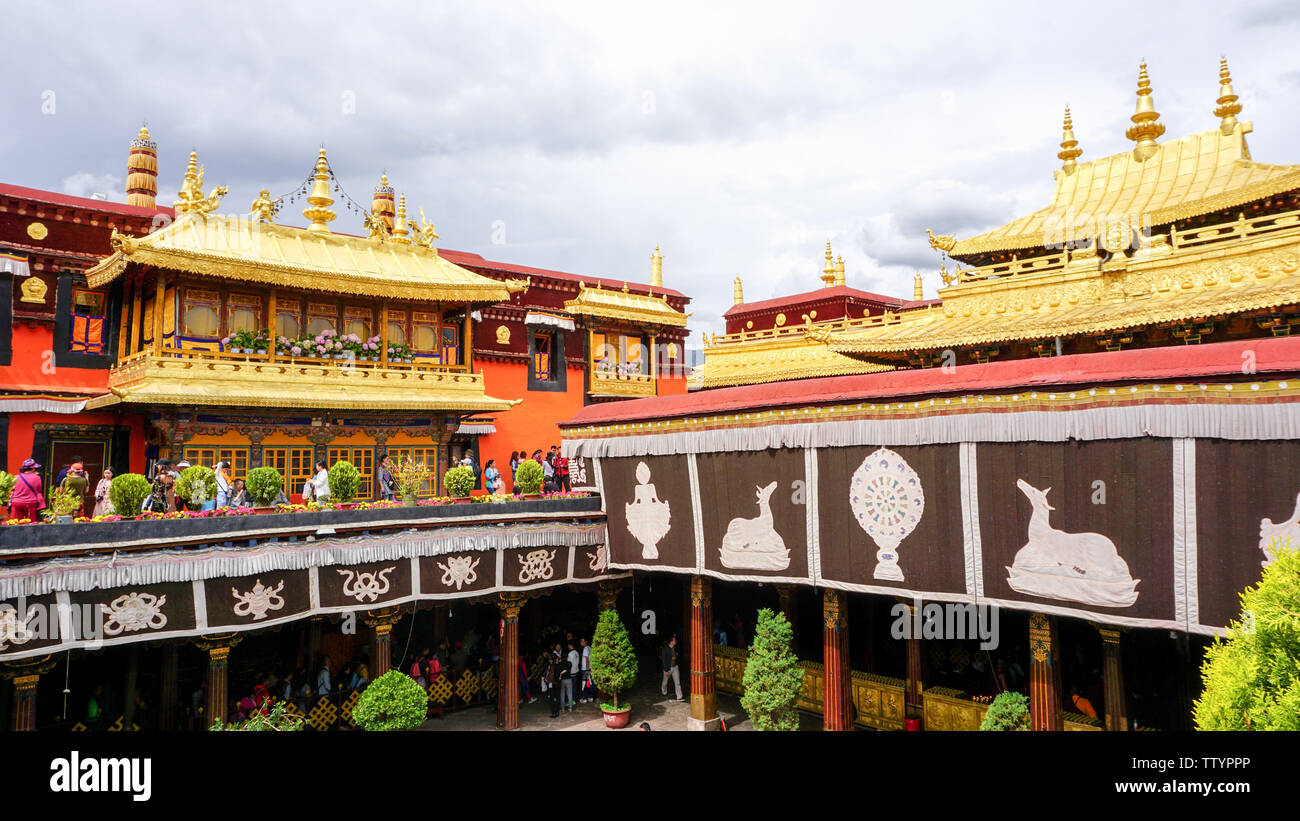 Den Jokhang Tempel in Lhasa, Tibet, ist der einflussreichsten Kloster in Tibet, das Zentrum des tibetischen Buddhismus, und hält einen obersten Platz in den Herzen des tibetischen Landsleute. Stockfoto