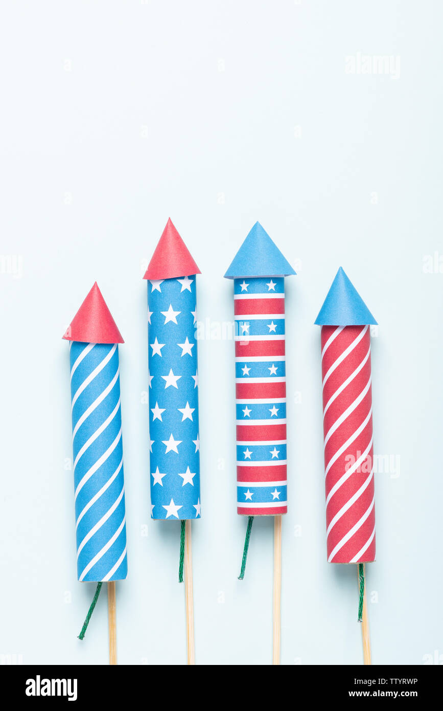 4. Juli Feuerwerk USA-Flagge Style Rockets. Feuerwerkskörper Raketen vom 4. Juli United States Independence Day Banner. Stockfoto