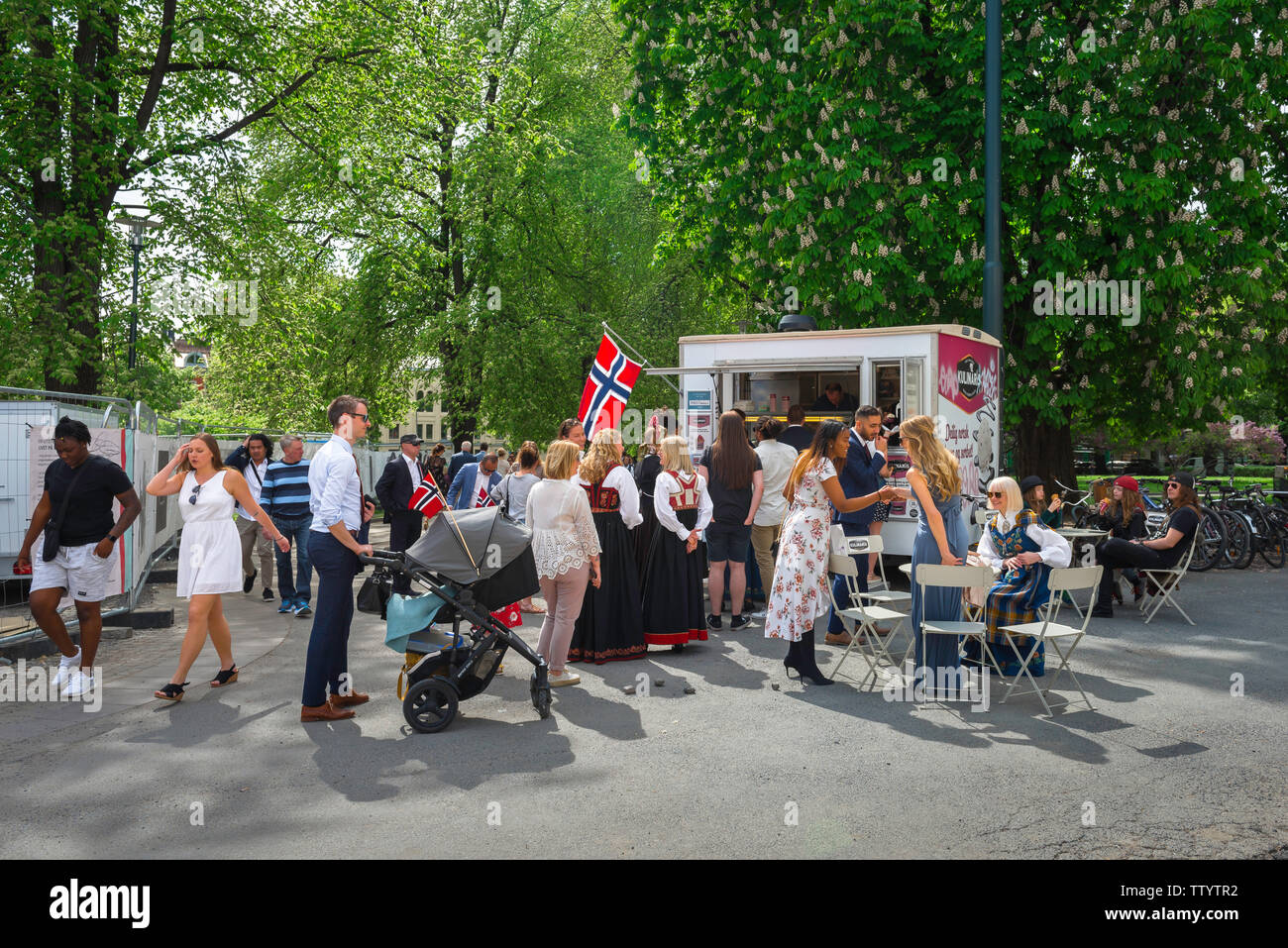 Norweger sehen im Sommer Norweger an einem Yoghurt Stall im Olaf Ryes Plass Park im Grunerlokka Gebiet von Oslo, Norwegen Schlange. Stockfoto