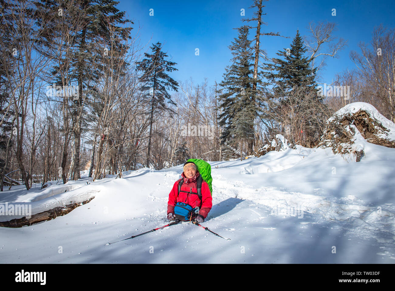 Am 8. Dezember 2018, eine Gruppe von fünf von uns trug Schnee Pedale durch die alte Glatze von Heilongjiang, kletterte auf den höchsten Punkt, 1,686.8 Xuelong Peak Meter über dem Meeresspiegel, und bei einer Temperatur von -30 Grad auf dem Berg lagerten. Stockfoto