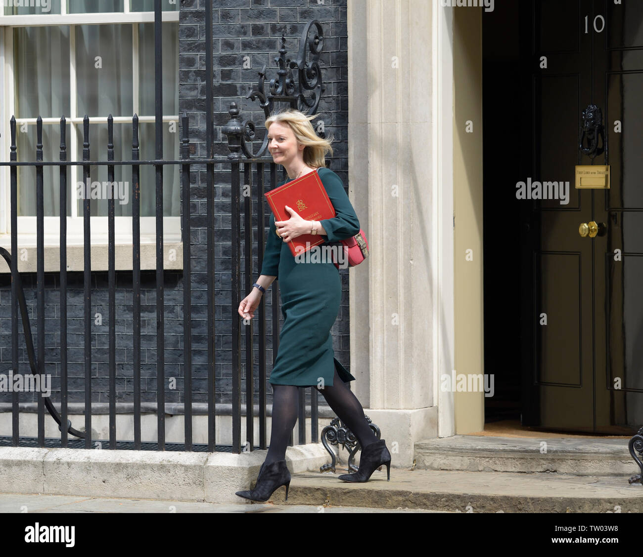 London, Großbritannien. Juni, 2019 18. Liz Truss MP (Chief Secretary, Schatzamt) hinterlässt eine Kabinettssitzung in Downing Street 10 Stockfoto