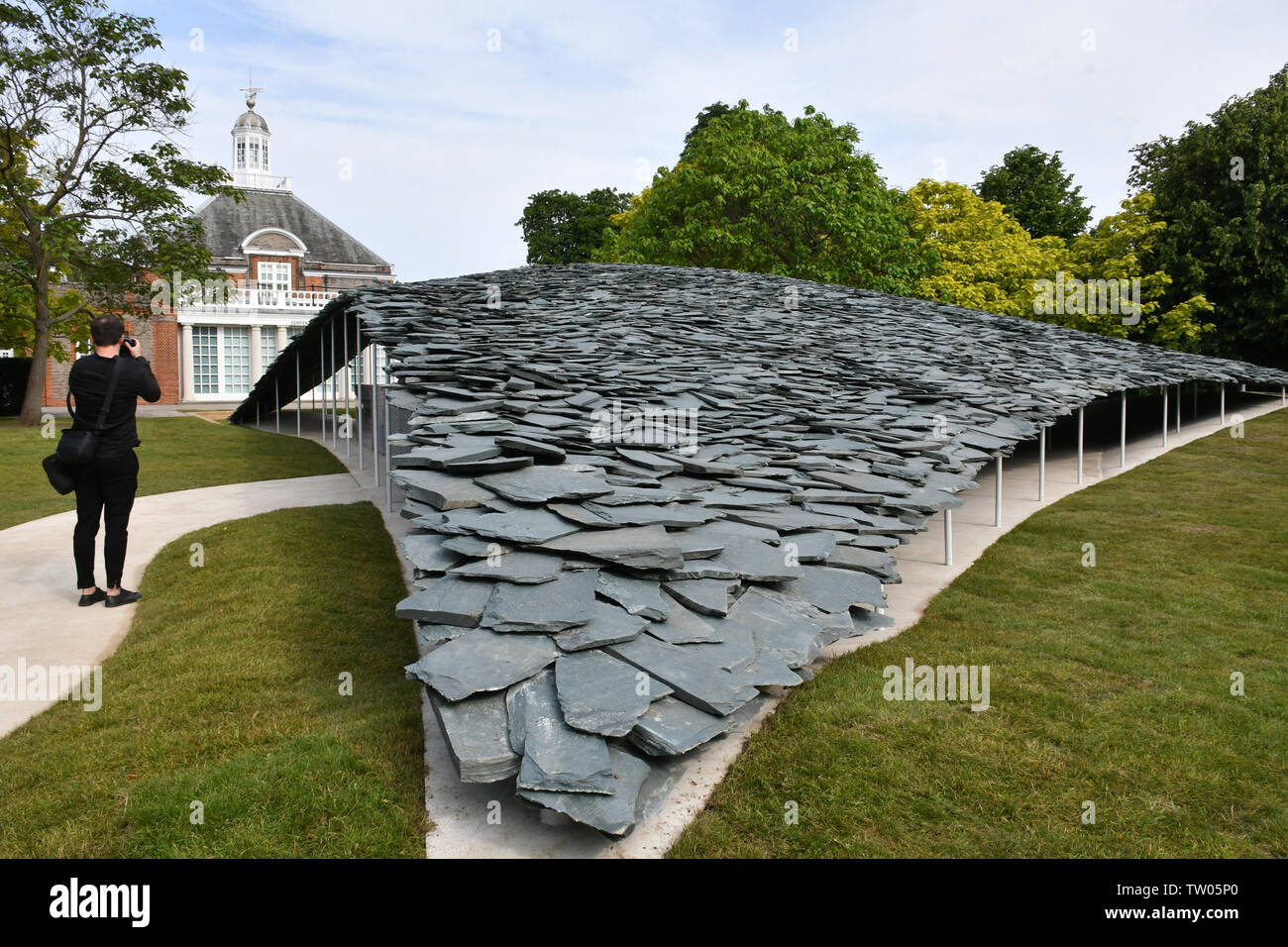 London, Großbritannien. Juni, 2019 18. Serpentine Gallery Sommer Pavillon drücken Sie auf Vorschau, 19. jährlichen Bauausstellung für Pavillon neben der Serpentine Gallery, der von dem japanischen Architekten Junya Ishigami entworfen und von Dächern auf der ganzen Welt inspiriert, in der Serpentine Gallery in London, Großbritannien, 18. Juni 2019 Credit: Nils Jorgensen/Alamy Leben Nachrichten angezeigt Stockfoto