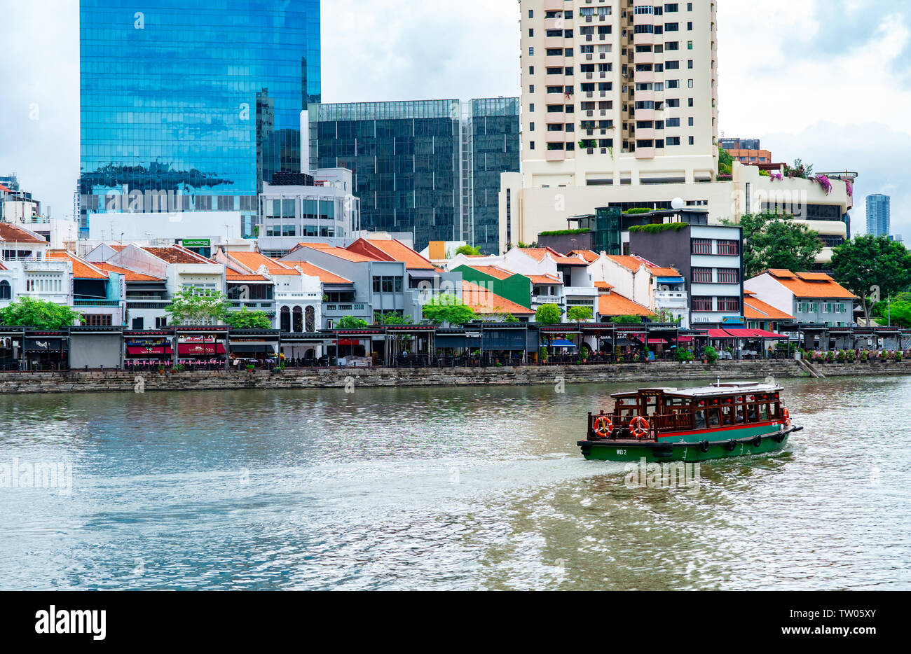 BANGKOK, THAILAND - 19. MAI 2019: Touristische Reisen mit dem Boot zu beobachten waterfront Gebäude und Kultur. Tour Paket Hintergrund. Segelboot in Bangkok, Stockfoto