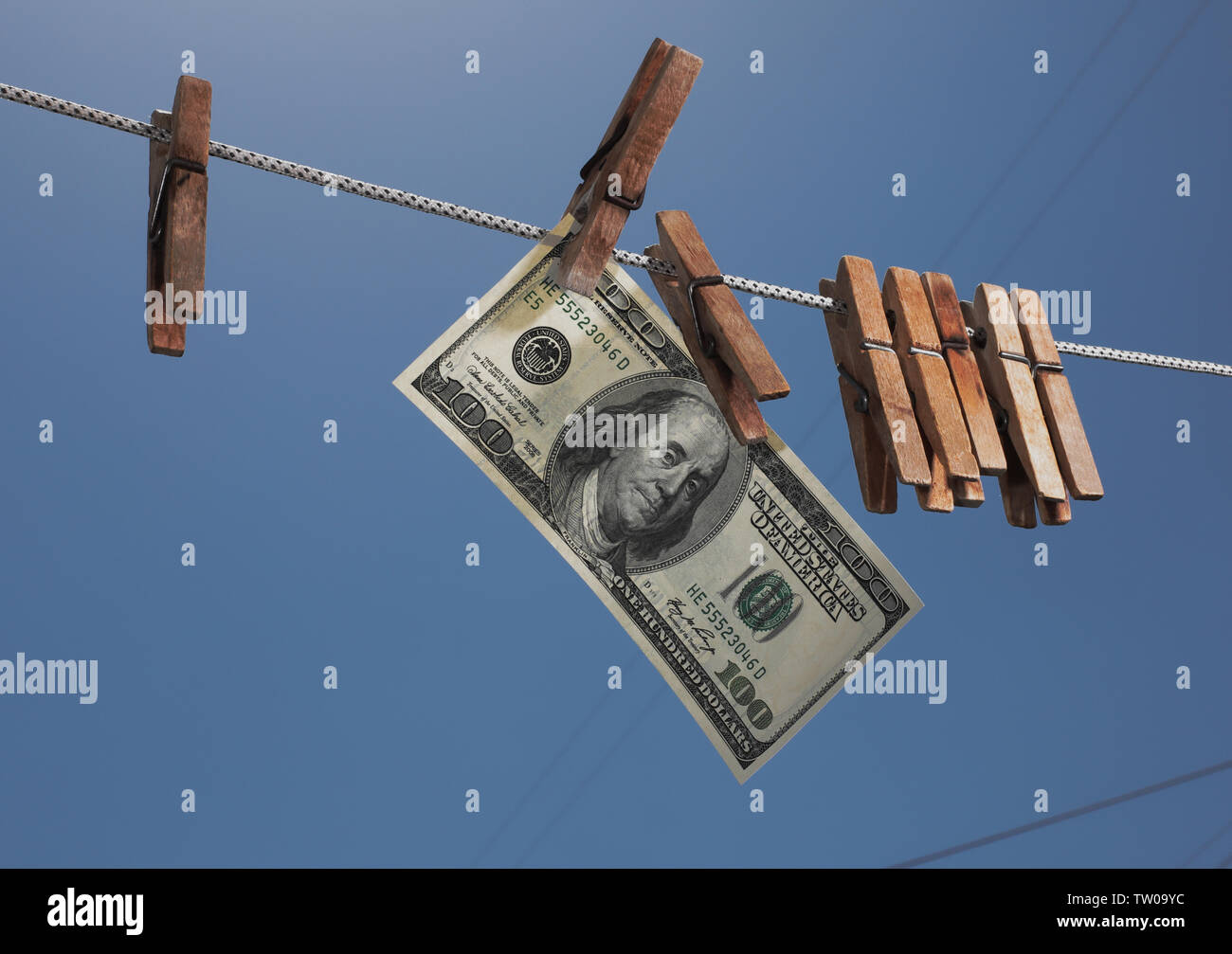 Geld hängen an einer Wäscheleine mit alten hölzernen Wäscheklammern. Das Symbol der Offshore Anlagen, Wirtschaftskriminalität und Geldwäsche. Stockfoto