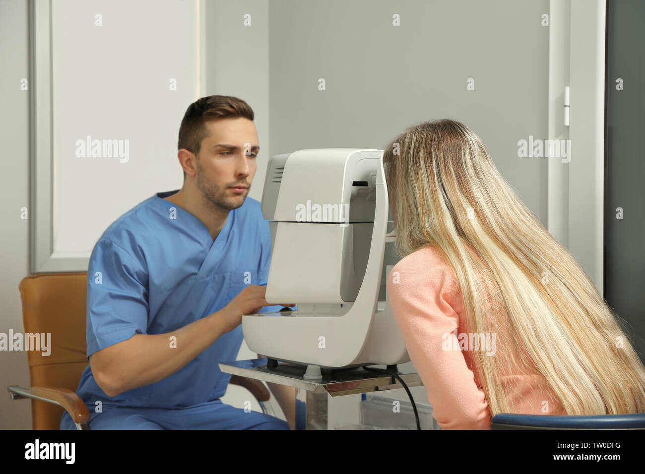 Augenarzt Messung des Augeninnendrucks der jungen Frau in der Klinik Stockfoto
