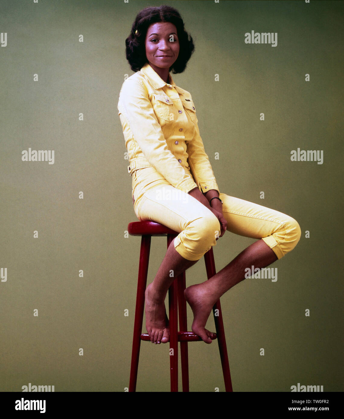 Fotoshooting mit der deutschen Schlager - Disco- und Popsängerin Ramona Wulf zur Single "Wenn du gehst / Party Party', Deutschland Ca. 1972. Foto Shooting mit dem deutschen Pop Sängerin Ramona Wulf für die Single "Wenn du gehst / Party Party', Deutschland Ca. 1972. Stockfoto