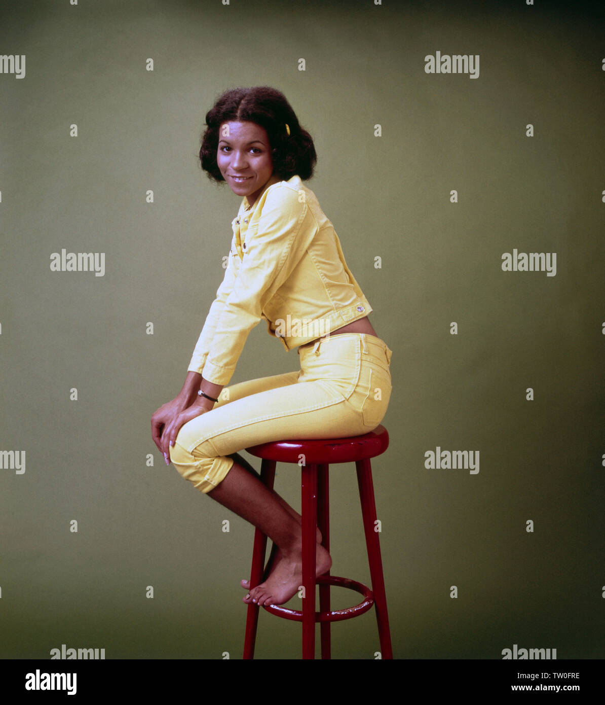 Fotoshooting mit der deutschen Schlager - Disco- und Popsängerin Ramona Wulf zur Single "Wenn du gehst / Party Party', Deutschland Ca. 1972. Foto Shooting mit dem deutschen Pop Sängerin Ramona Wulf für die Single "Wenn du gehst / Party Party', Deutschland Ca. 1972. Stockfoto