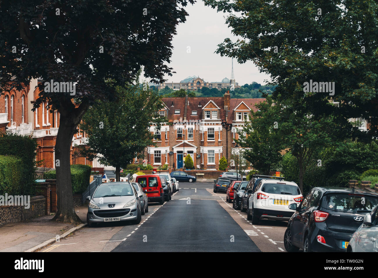 Sie suchen eine Terrasse untergebracht Residential Street in Richtung Alexandra Palace in Crouch End, nördlich von London Stockfoto