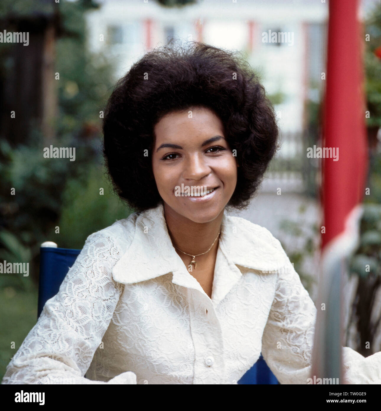 Fotoshooting mit der deutschen Schlager - Disco- und Popsängerin Ramona Wulf und Philips Autogramm Karte und für die Veröffentlichung von 'Ramona - Ihre grossen Erfolge', Deutschland Ca. 1970 bis 1975. Foto Shooting mit dem deutschen Pop Sängerin Ramona Wulf für das Philips Karte Autogramm und für die Veröffentlichung von "Ramona - Ihre grossen Erfolge", Deutschland Ca. 1970 bis 1975. Stockfoto