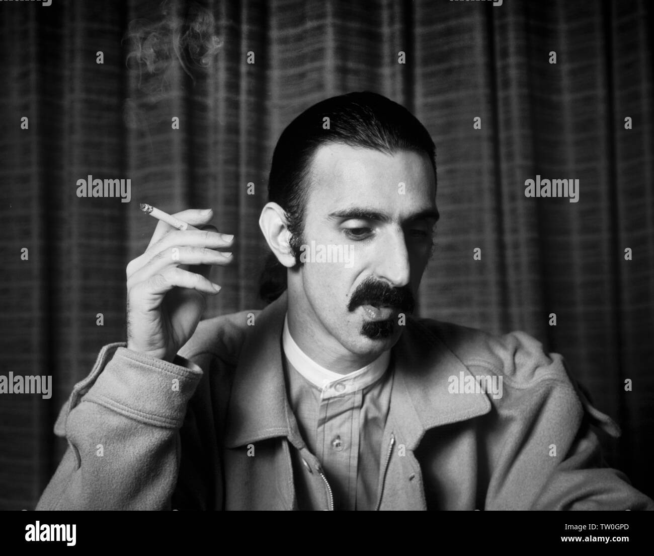 AMSTERDAM, NIEDERLANDE: Frank Zappa in einem Interview in Amsterdam, Niederlande, 1971 Stockfoto