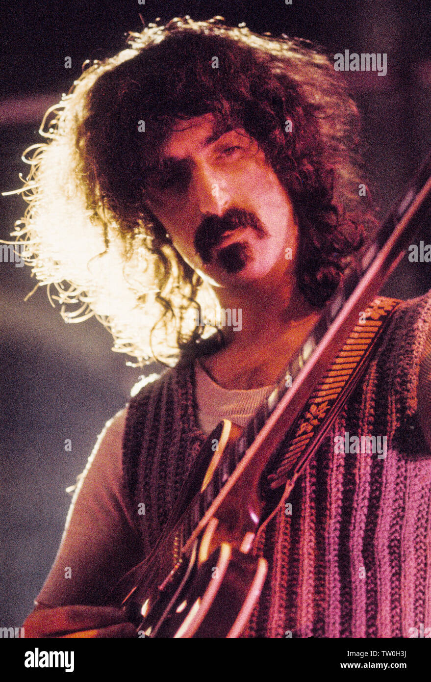 AMSTERDAM, NIEDERLANDE, 06. Dezember 2006: Frank Zappa führt live auf der Bühne mit den Mothers Of Invention im Concertgebouw Amsterdam, Niederlande Am 06. Dezember 1970 (Foto von Gijsbert Hanekroot/Redferns) Stockfoto