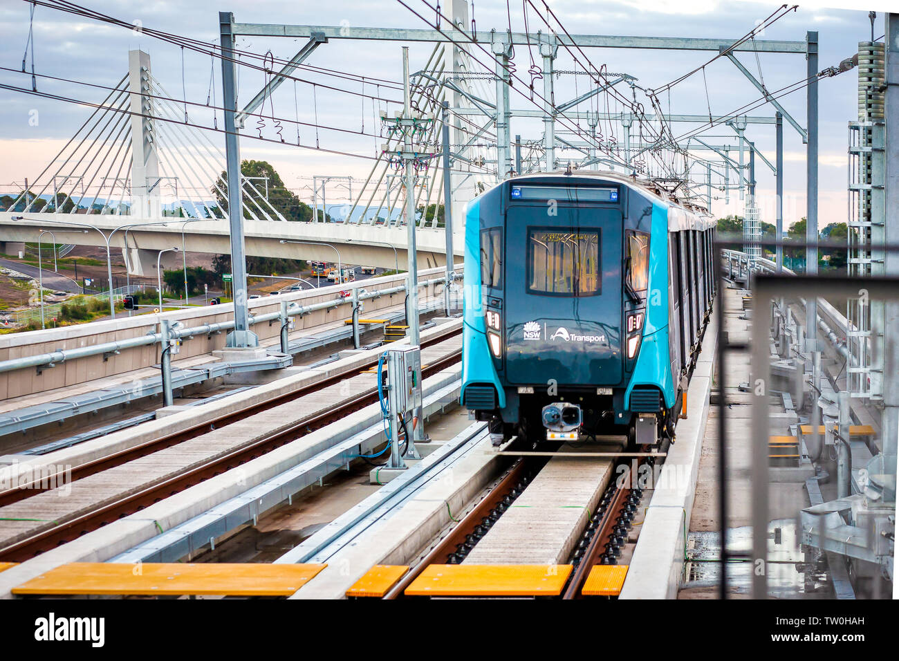 Rouse Hill, Sydney, NSW/Australien - Juni 7 2019: Sydney Metro Nordwesten fahrerlose Zug am Rouse Hill Rapid Transport Bahnhof ankommen Stockfoto