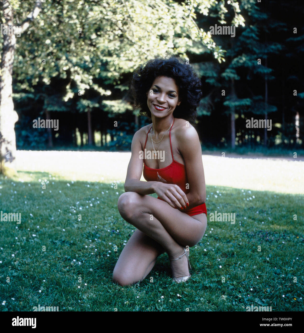 Fotoshooting mit der deutschen Schlager - Disco- und Popsängerin Ramona Wulf im roten Badeanzug zur Single "Shake Was Sie 'Mama Geben Ya (1980)', Deutschland Ca. 1980. Foto Shooting mit dem deutschen Pop Sängerin Ramona Wulf in einem roten Badeanzug für die einzelnen Seehecht, was Sie 'Mama Geben Ya (1980)', Deutschland Ca. 1980. Stockfoto