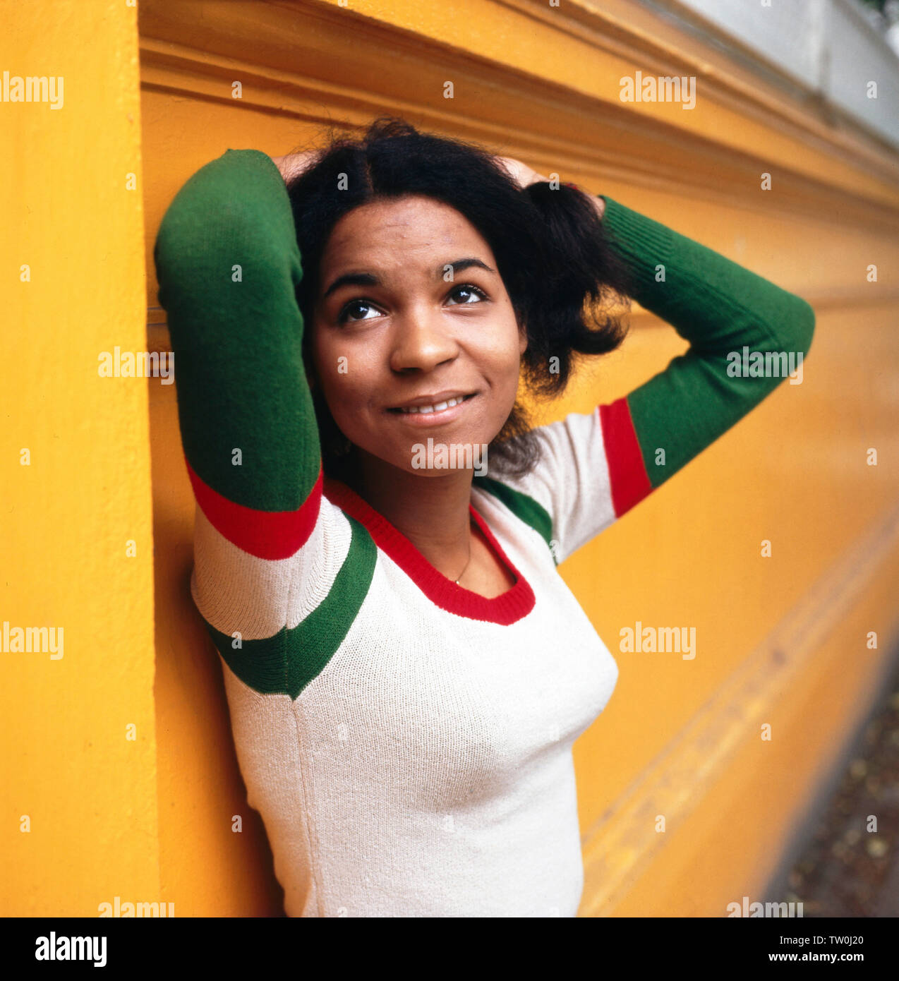 Fotoshooting mit der deutschen Schlager - Disco- und Popsängerin Ramona Wulf zur Single "Lieber dich und kein Geld', Deutschland Ca. 1971. Foto Shooting mit dem deutschen Pop Sängerin Ramona Wulf auf die Single "Lieber dich und kein Geld", Deutschland Ca. 1971. Stockfoto