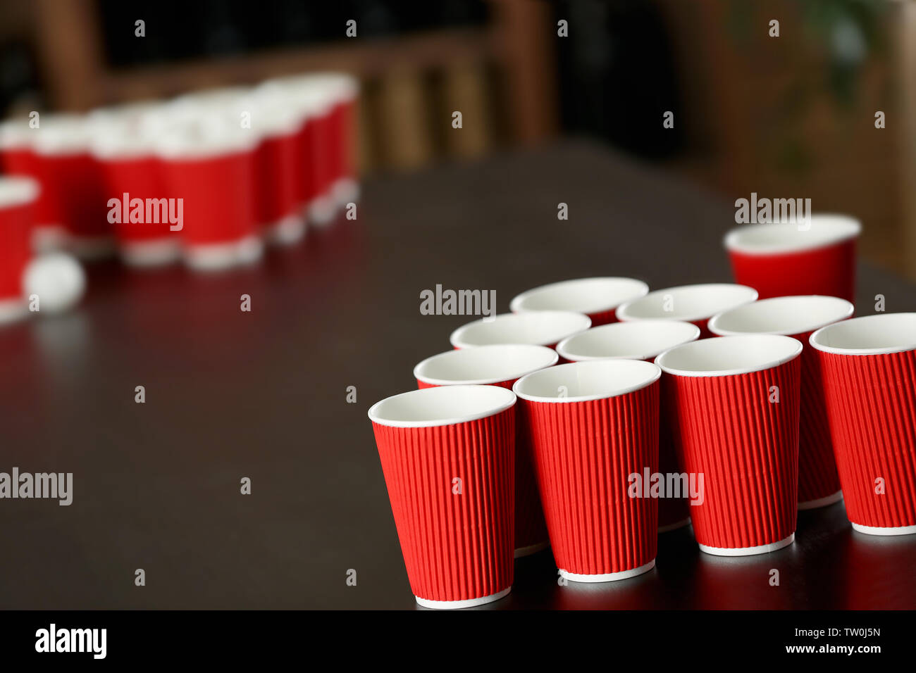 Spiel Bier Pong auf hölzernen Tisch Stockfoto