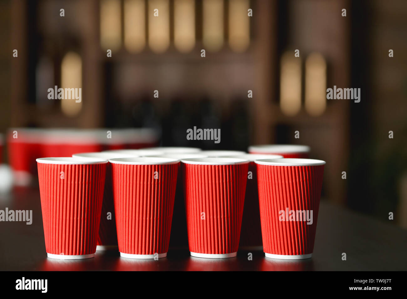 Spiel Bier Pong auf hölzernen Tisch Stockfoto