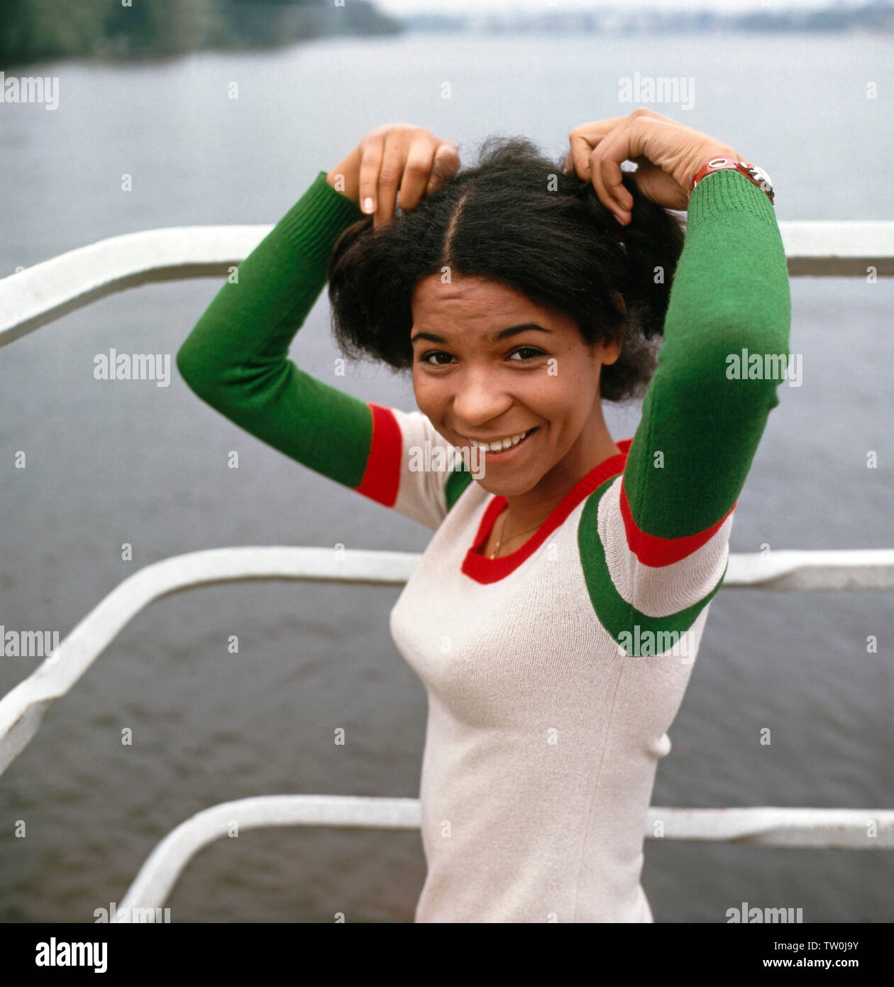 Fotoshooting mit der deutschen Schlager - Disco- und Popsängerin Ramona Wulf zur Single "Lieber dich und kein Geld', Deutschland Ca. 1971. Foto Shooting mit dem deutschen Pop Sängerin Ramona Wulf auf die Single "Lieber dich und kein Geld", Deutschland Ca. 1971. Stockfoto