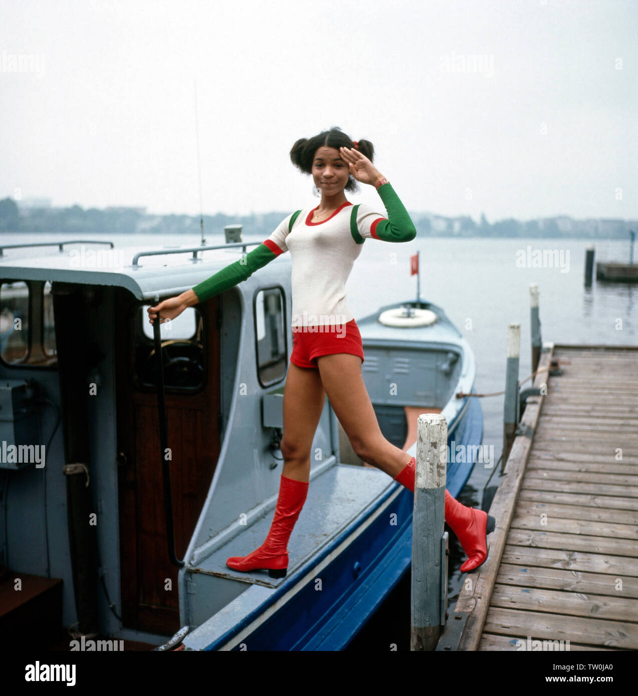 Fotoshooting mit der deutschen Schlager - Disco- und Popsängerin Ramona Wulf zur Single "Lieber dich und kein Geld', Deutschland Ca. 1971. Foto Shooting mit dem deutschen Pop Sängerin Ramona Wulf auf die Single "Lieber dich und kein Geld", Deutschland Ca. 1971. Stockfoto