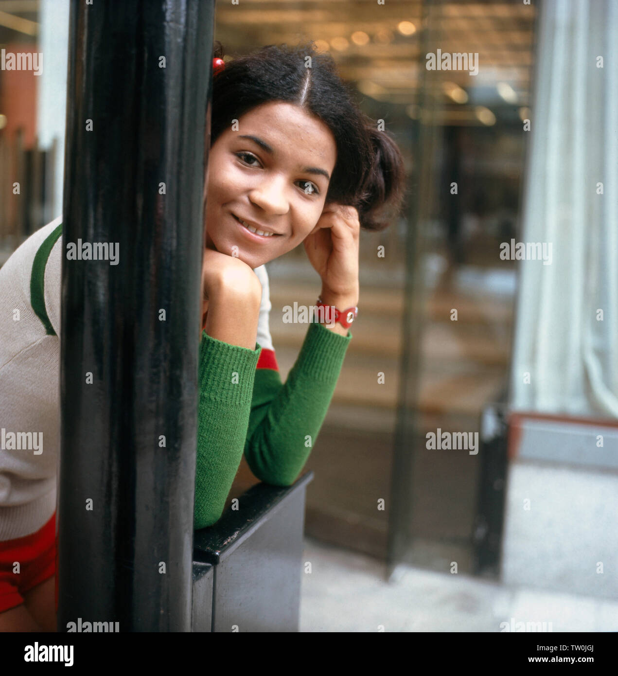 Fotoshooting mit der deutschen Schlager - Disco- und Popsängerin Ramona Wulf zur Single "Lieber dich und kein Geld', Deutschland Ca. 1971. Foto Shooting mit dem deutschen Pop Sängerin Ramona Wulf auf die Single "Lieber dich und kein Geld", Deutschland Ca. 1971. Stockfoto