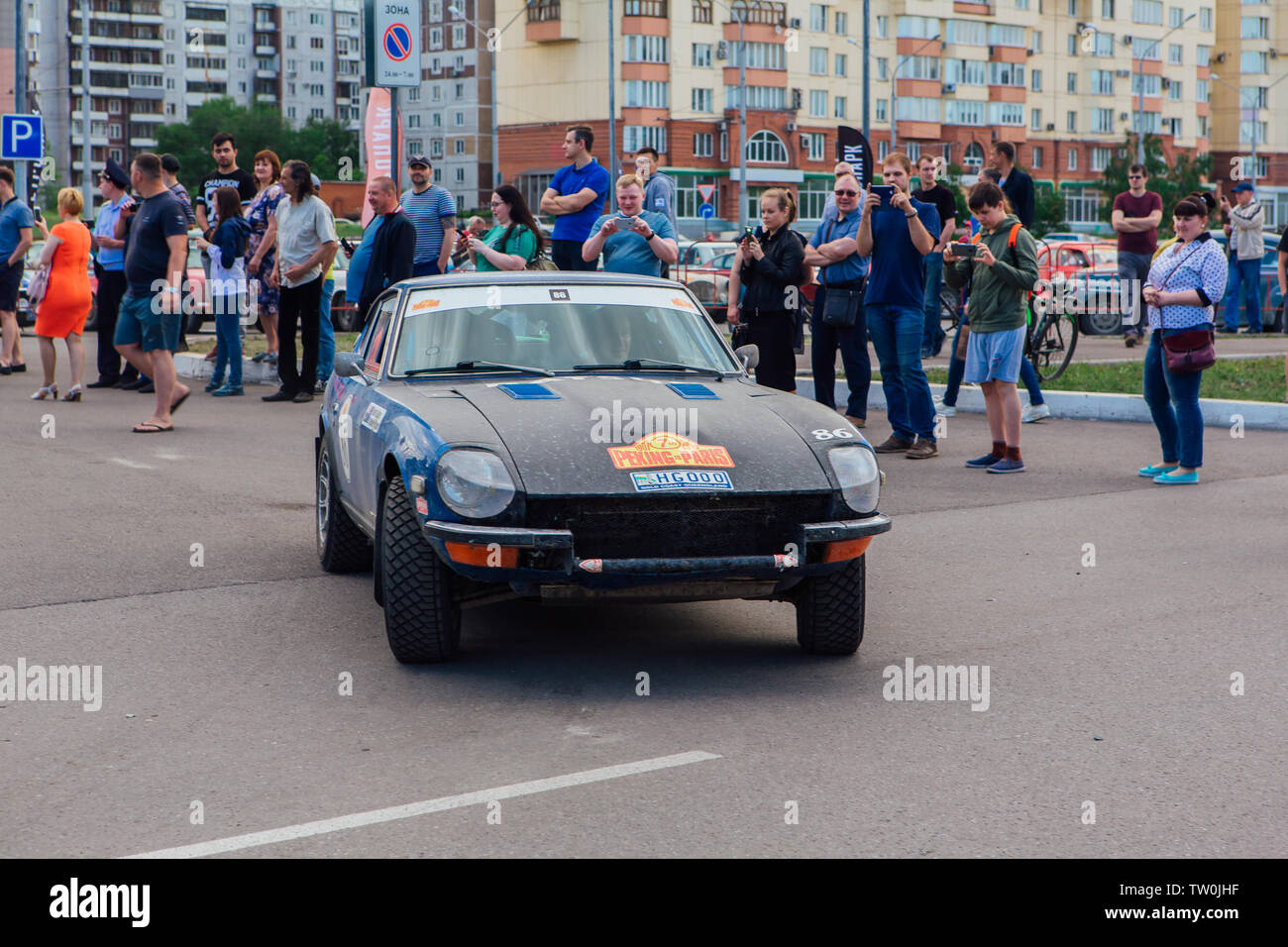 Novokuznetsk, Russia-June 14, 2019: Das 7. von Peking nach Paris Motor Challenge 2019. Datsun 240 Z 1972 die Stadt verlassen und auf einer anderen Stufe der Stockfoto