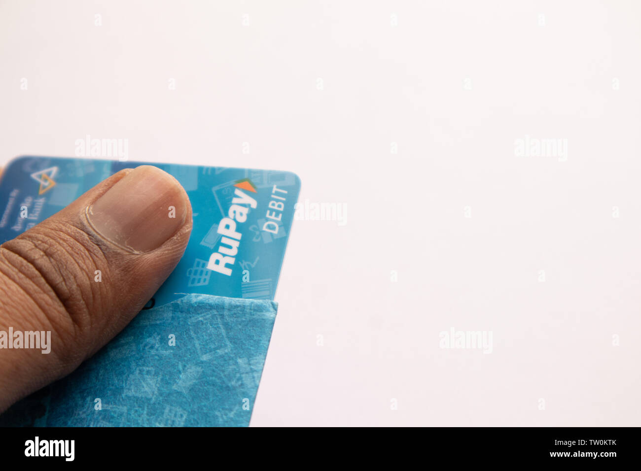 Maski, Indien - Juni 18, 2019: Nahaufnahme von Händen hält die RUPAY Debitkarten auf isolierten Hintergrund Stockfoto