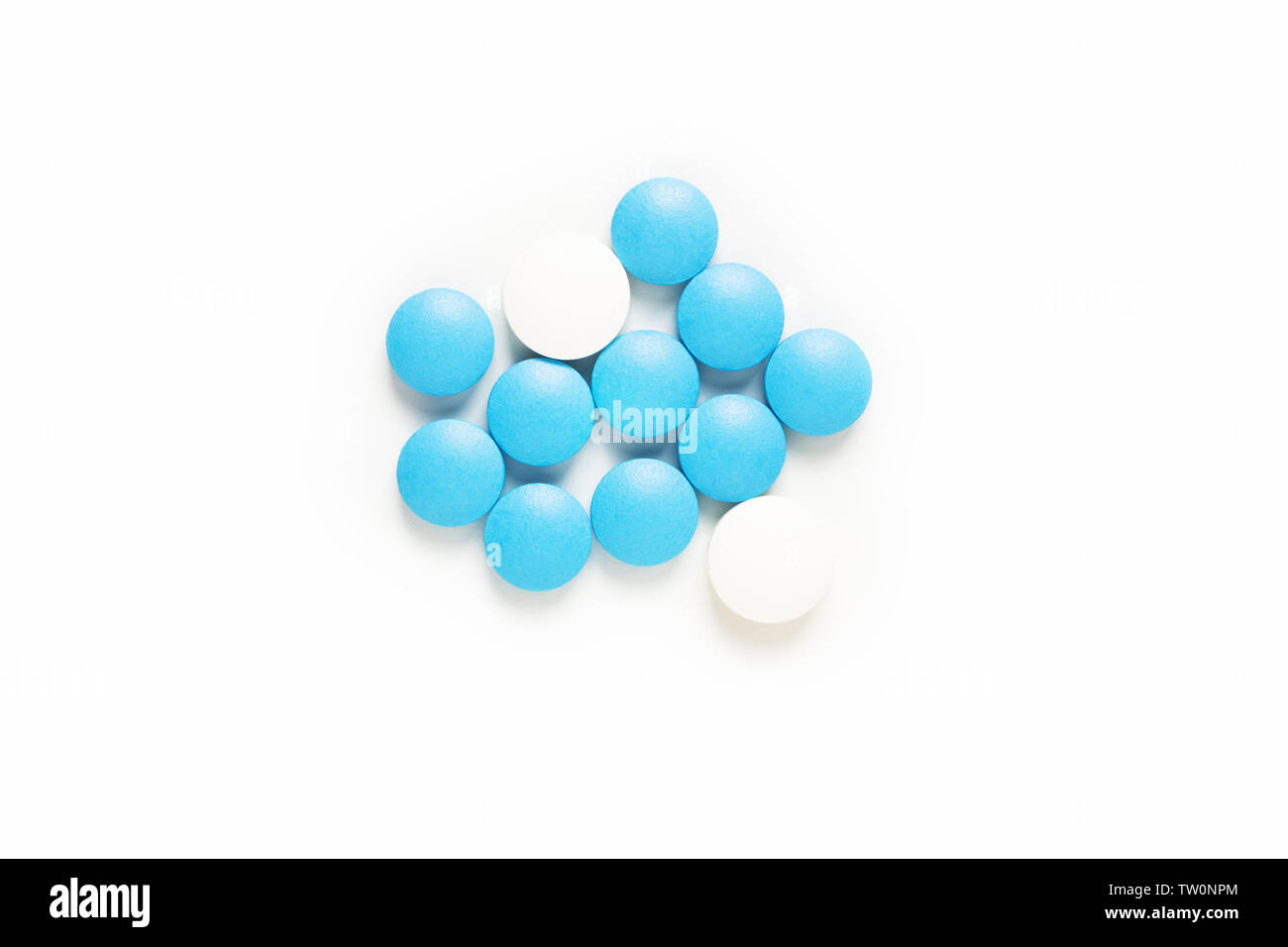 Gesundheit und Medikamente Konzept blaue und weiße Pillen, Drogen oder Tabletten auf weißem Hintergrund mit Kopie Raum Stockfoto