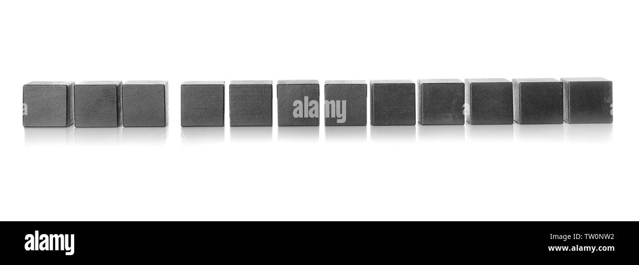 Schwarzer Würfel mit Worten Auto Versicherung auf weißem Hintergrund Stockfoto