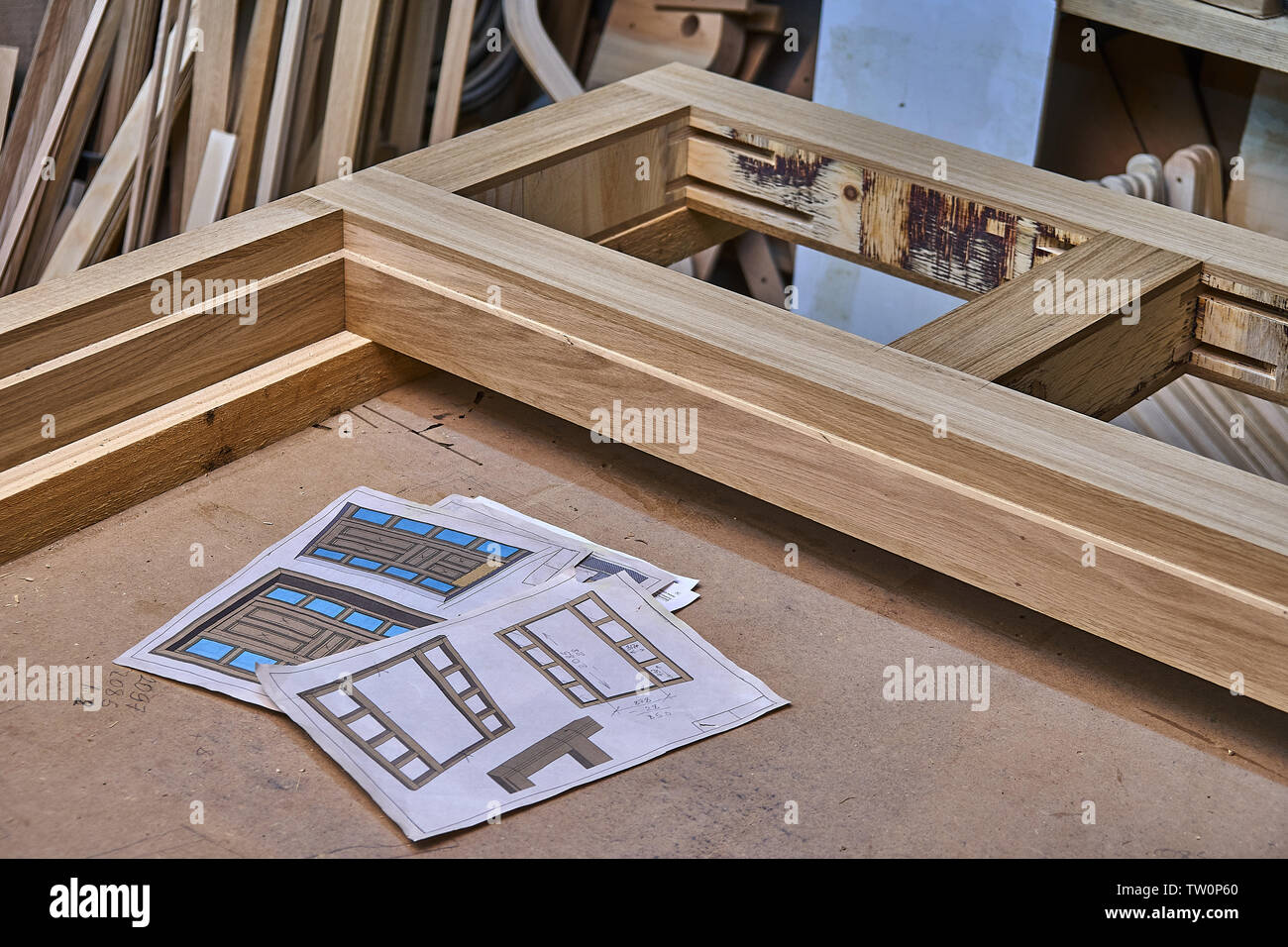 Holz Tür Fertigungsprozess. Türrahmen. Holzbearbeitung und Schreinerei Produktion. Herstellung von Möbeln. Close-up Stockfoto