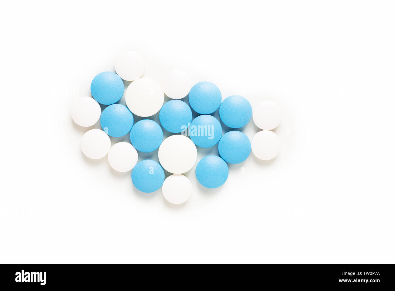 Gesundheit und Medikamente Konzept blaue und weiße Pillen, Drogen oder Tabletten auf weißem Hintergrund mit Kopie Raum Stockfoto