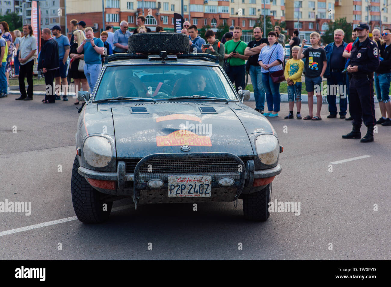 Novokuznetsk, Russia-June 14, 2019: Das 7. von Peking nach Paris Motor Challenge 2019. Datsun 240 Z 1972 die Stadt verlassen und auf einer anderen Stufe der Stockfoto