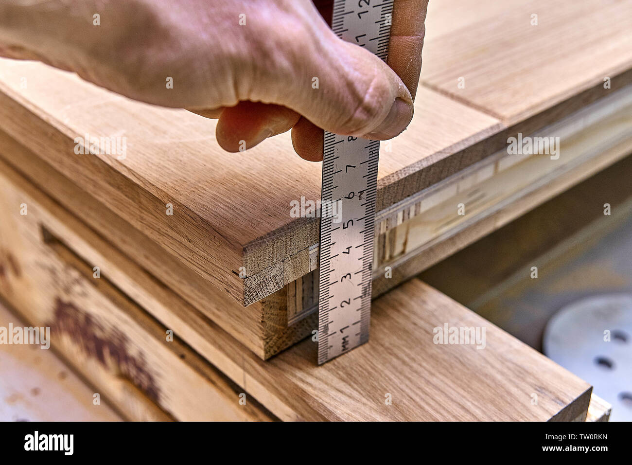 Holz Tür Fertigungsprozess. Türblatt. Holzbearbeitung und Schreinerei Produktion. Herstellung von Möbeln. Close-up Stockfoto